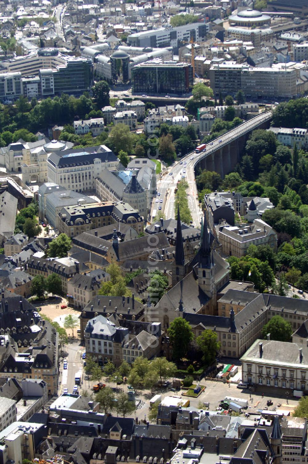 Luxemburg from above - Blick auf die Kathedrale unserer lieben Frau in Luxemburg (Stadt). Die Cathedrale de Notre Dame war ursprünglich eine Jesuitenkirche, deren Grundstein 1613 gelegt wurde. Ende des 18. Jahrhunderts nahm die Kirche das Gnadenbild der Trösterin der Betrübten, der Stadt- und Landespatronin, auf. Rund 50 Jahre später erhielt sie den Weihetitel Liebfrauenkirche und 1870 wurde sie von Papst Pius IX. zur Kathedrale Unserer Lieben Frau erhoben. Im Hintergrund ist der neue Justizpalast zu sehen, der am 6. Oktober 2008 eingeweiht wurde. Verantwortliche Architekten für das Justizviertel sind Rob und Leon Krier. Kontakt Rob Krier: Krier und Kohl, Tel: +49(0)30 8938770, Email: info@krierkohl.com