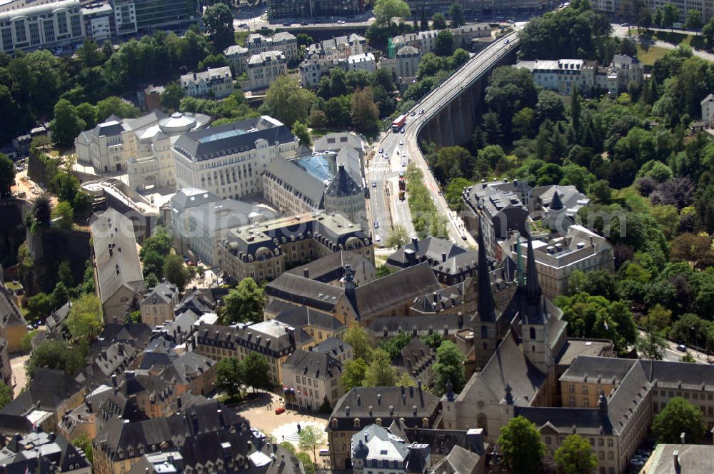 Luxemburg from the bird's eye view: Blick auf die Kathedrale unserer lieben Frau in Luxemburg (Stadt). Die Cathedrale de Notre Dame war ursprünglich eine Jesuitenkirche, deren Grundstein 1613 gelegt wurde. Ende des 18. Jahrhunderts nahm die Kirche das Gnadenbild der Trösterin der Betrübten, der Stadt- und Landespatronin, auf. Rund 50 Jahre später erhielt sie den Weihetitel Liebfrauenkirche und 1870 wurde sie von Papst Pius IX. zur Kathedrale Unserer Lieben Frau erhoben. Im Hintergrund ist der neue Justizpalast zu sehen, der am 6. Oktober 2008 eingeweiht wurde. Verantwortliche Architekten für das Justizviertel sind Rob und Leon Krier. Kontakt Rob Krier: Krier und Kohl, Tel: +49(0)30 8938770, Email: info@krierkohl.com