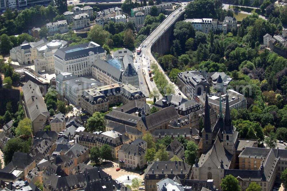 Aerial photograph Luxemburg - Blick auf die Kathedrale unserer lieben Frau in Luxemburg (Stadt). Die Cathedrale de Notre Dame war ursprünglich eine Jesuitenkirche, deren Grundstein 1613 gelegt wurde. Ende des 18. Jahrhunderts nahm die Kirche das Gnadenbild der Trösterin der Betrübten, der Stadt- und Landespatronin, auf. Rund 50 Jahre später erhielt sie den Weihetitel Liebfrauenkirche und 1870 wurde sie von Papst Pius IX. zur Kathedrale Unserer Lieben Frau erhoben. Im Hintergrund ist der neue Justizpalast zu sehen, der am 6. Oktober 2008 eingeweiht wurde. Verantwortliche Architekten für das Justizviertel sind Rob und Leon Krier. Kontakt Rob Krier: Krier und Kohl, Tel: +49(0)30 8938770, Email: info@krierkohl.com