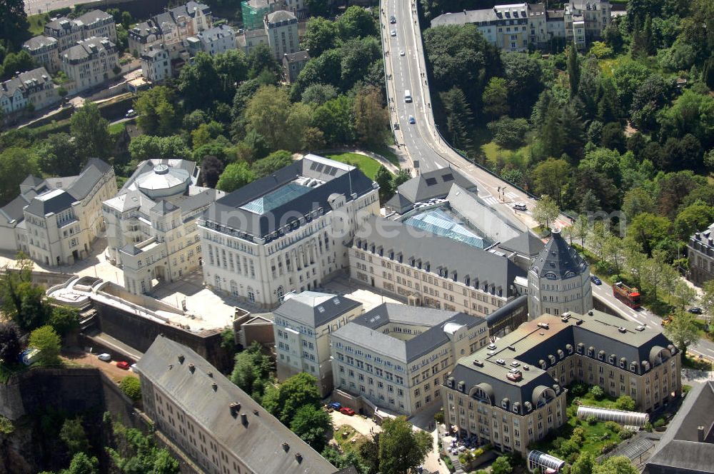 Luxemburg from above - Blick auf den neuen Justizpalast am Plateu du Saint-Esprit, der am 6. Oktober 2008 eingeweiht wurde. Verantwortliche Architekten für das Justizviertel sind Rob und Leon Krier. Kontakt Rob Krier: Krier und Kohl, Tel: +49(0)30 8938770, Email: info@krierkohl.com