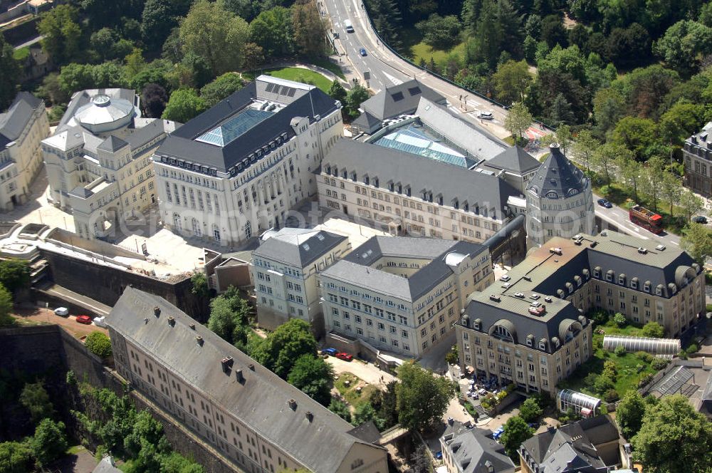 Luxemburg from the bird's eye view: Blick auf den neuen Justizpalast am Plateu du Saint-Esprit, der am 6. Oktober 2008 eingeweiht wurde. Verantwortliche Architekten für das Justizviertel sind Rob und Leon Krier. Kontakt Rob Krier: Krier und Kohl, Tel: +49(0)30 8938770, Email: info@krierkohl.com