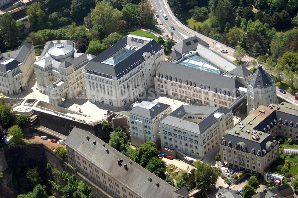 Aerial image Luxemburg - Blick auf den neuen Justizpalast am Plateu du Saint-Esprit, der am 6. Oktober 2008 eingeweiht wurde. Verantwortliche Architekten für das Justizviertel sind Rob und Leon Krier. Kontakt Rob Krier: Krier und Kohl, Tel: +49(0)30 8938770, Email: info@krierkohl.com