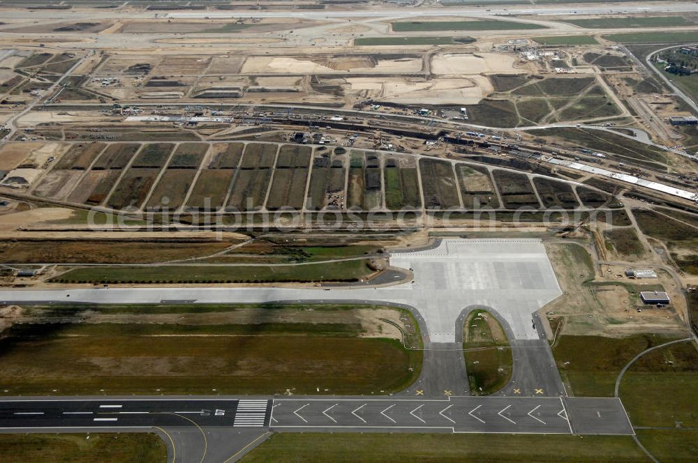 Schönefeld from above - Blick über die nördlich Landebahn / Startbahn (SLB) auf den Neubau der Gleisanlagen der Deutschen Bahn aus Richtung Selchower Kurve zur Anbindung an die Großbaustelle Flughafen Berlin-Schönefeld BBI. Ausführende Firmen: Hochtief AG; EUROVIA Beton; PORR; BERGER Bau; Kark Weiss; Matthai; Schäler Bau Berlin GmbH; STRABAG; MAX BÖGL