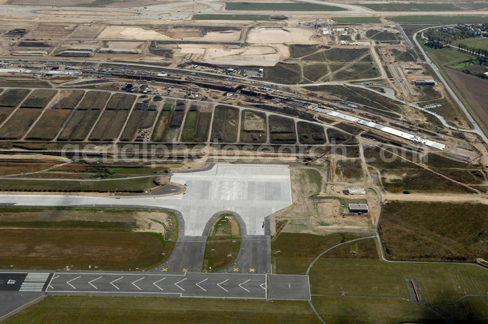 Schönefeld from the bird's eye view: Blick über die nördlich Landebahn / Startbahn (SLB) auf den Neubau der Gleisanlagen der Deutschen Bahn aus Richtung Selchower Kurve zur Anbindung an die Großbaustelle Flughafen Berlin-Schönefeld BBI. Ausführende Firmen: Hochtief AG; EUROVIA Beton; PORR; BERGER Bau; Kark Weiss; Matthai; Schäler Bau Berlin GmbH; STRABAG; MAX BÖGL