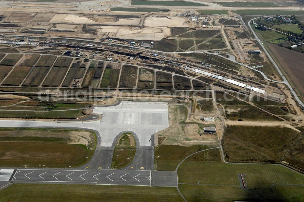 Aerial image Schönefeld - Blick über die nördlich Landebahn / Startbahn (SLB) auf den Neubau der Gleisanlagen der Deutschen Bahn aus Richtung Selchower Kurve zur Anbindung an die Großbaustelle Flughafen Berlin-Schönefeld BBI. Ausführende Firmen: Hochtief AG; EUROVIA Beton; PORR; BERGER Bau; Kark Weiss; Matthai; Schäler Bau Berlin GmbH; STRABAG; MAX BÖGL