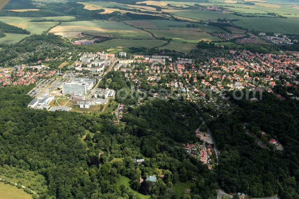 Nordhausen from above - The building complex of the southern Harz Klinikum Nordhausen is located on the northern outskirts of Nordhausen in Thuringia. In modern hospital care doctors in 26 specialty clinics to their patients. Was designed by the architects of the hospital arko bauplanung GmbH. The hospital is surrounded by plants of the Park Hohenrode. On the northern outskirts there are several residential areas with detached houses, among other things. In the background, the plate area between Semmelweisstrasse and Albert Traeger-road can be seen