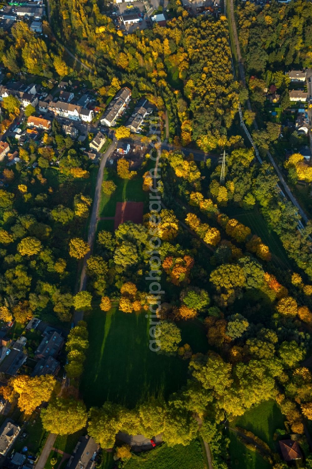 Aerial image Gladbeck - Northern edge of the autumnal park City garden Johow in the West of Gladbeck in the state of North Rhine-Westphalia