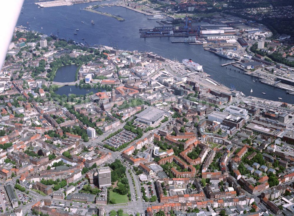 Aerial photograph KIEL - Blick auf das Stadtzentrum Kiel. Bildmittelpunkt bildet das 1907/11 erbaute Rathaus mit 106 Meter hohem Turm neben dem Kleinen Kiel. Arüber schließt sich der Schwedenkai an.