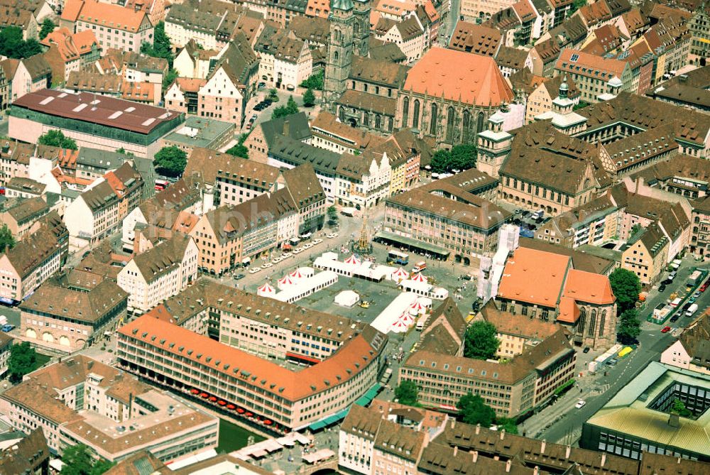 Nürnberg from the bird's eye view: Beliebter Treffpunkt in Nürnberg ist der Hauptmarkt mit Frauenkirche und dem Schönen Brunnen.