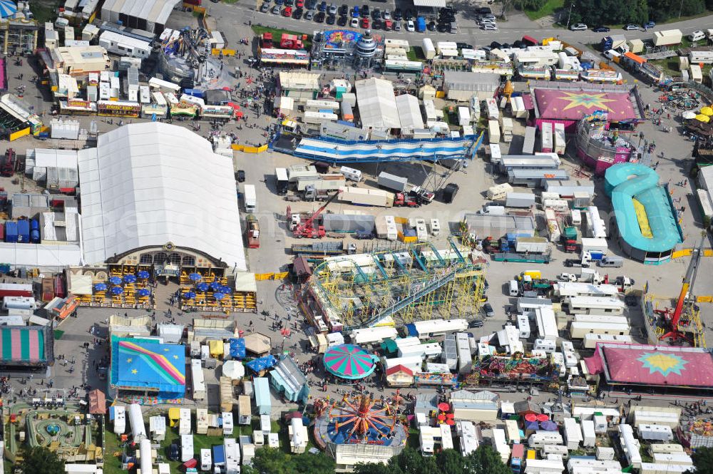 05.09.2010 from above - Blick auf das Nürnberger Herbstfest am Dutzendteich in Nürnberg. Es findest auch als Nürnberger Frühjahrsfest statt. Das Nürnberger Volksfest, heute eine Mischung aus Rummel und Schaustellerattraktionen - hat seine Wurzeln im Jahr 1826. View of the Nuremberg Autumn Festival on Dutzendteich in Nuremberg. It also hosts a spring festival in Nuremberg. The Nuremberg folk festival, now a mixture of amusement and fairground attractions - has its roots in 1826.