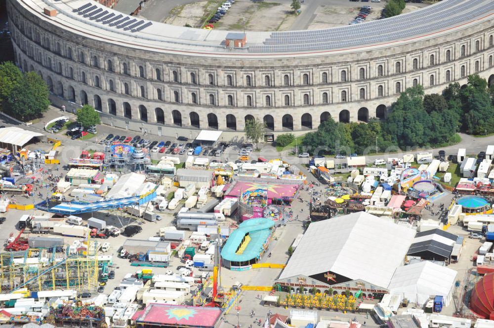 05.09.2010 from the bird's eye view: Blick auf das Nürnberger Herbstfest am Dutzendteich in Nürnberg. Es findest auch als Nürnberger Frühjahrsfest statt. Das Nürnberger Volksfest, heute eine Mischung aus Rummel und Schaustellerattraktionen - hat seine Wurzeln im Jahr 1826. View of the Nuremberg Autumn Festival on Dutzendteich in Nuremberg. It also hosts a spring festival in Nuremberg. The Nuremberg folk festival, now a mixture of amusement and fairground attractions - has its roots in 1826.