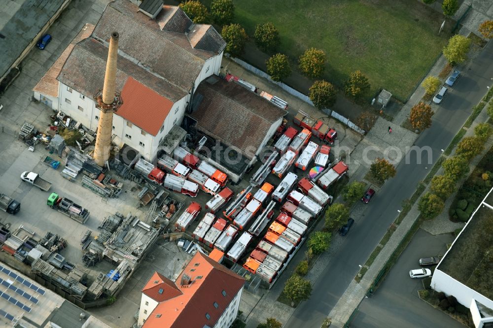 Berlin from above - Commercial Vehicle and Special Vehicle trade fuer Feuerloeschfahrzeuge und Feuerloeschtechnik an der Tabbertstrasse - Ligusterweg im Stadtteil Schoeneweide in Berlin