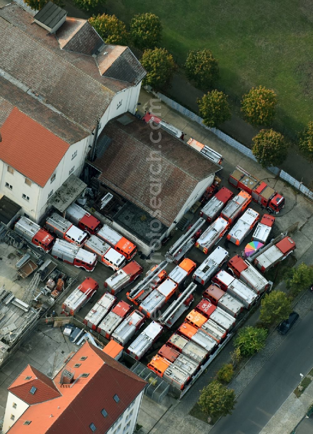 Berlin from the bird's eye view: Commercial Vehicle and Special Vehicle trade fuer Feuerloeschfahrzeuge und Feuerloeschtechnik an der Tabbertstrasse - Ligusterweg im Stadtteil Schoeneweide in Berlin