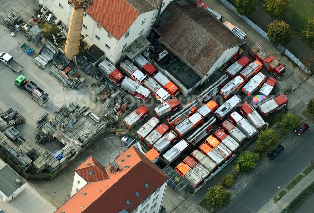 Aerial image Berlin - Commercial Vehicle and Special Vehicle trade fuer Feuerloeschfahrzeuge und Feuerloeschtechnik an der Tabbertstrasse - Ligusterweg im Stadtteil Schoeneweide in Berlin