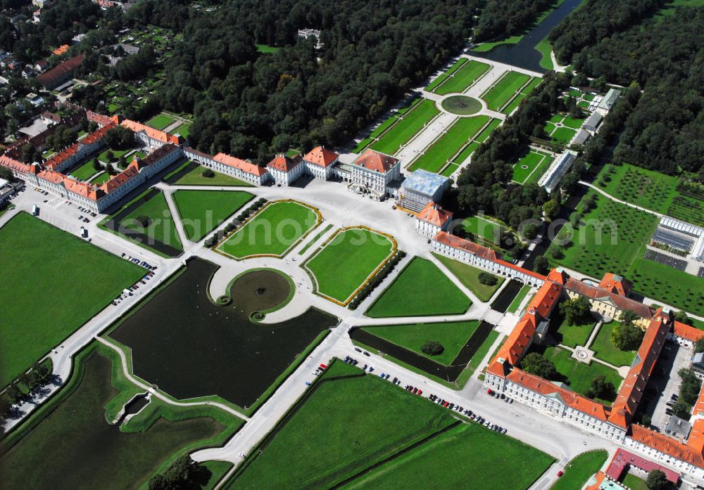 Aerial photograph München - Blick auf den Nymphenburger Schlosspark. Der Nymphenburger Schlosspark ist eines der größten und bedeutendsten Gartenkunstwerke Deutschlands. Er bildet mit dem Schloss Nymphenburg und den Parkburgen eine Einheit. Die kunstvolle Verknüpfung von formalem Garten und Landschaftspark gilt als Meisterwerk der Gartenkunst. Sie wird an ihrer östlichen, der Stadt zugewandten Seite vom Nymphenburger Schloss mit dem vorgelagerten Schlossrondell begrenzt. Von allen an deren Seiten ist der Park weitgehend von der historischen Gartenmauer umschlossen. Nach Norden schließt sich der Botanische Garten an. Die ausgedehnte Barockanlage im Westen Münchens wurde als Sommerresidenz der Bayerischen Kurfürsten gebaut. Neben den weitläufigen Schlossbauten umfasst das eindrucksvolle Ensemble barocker Hofhaltung auch eine Reihe bedeutender Sammlungen. Das Schloss gehört mit seiner kunstvollen Inneneinrichtung und der vielbewunderten Schönheitsgalerie König Ludwig I. zu den beliebtesten Sehenswürdigkeiten Münchens. Das Schloss wurde 1664 vom Kurfürsten Ferdinand Maria als Geschenk an seine Frau Adelheid von Savoyen in Auftrag gegeben, als sie ihm Max Emanuel als lang ersehnten Thronerben geboren hatte. Max Emanuel selbst hatte später wesentlichen Anteil an der Erweiterung des Schlosses. Das Hauptschloss wird jährlich von mehr als 300.000 Gästen besucht. Kontakt: Bayerische Verwaltung der staatlichen Schlösser, Gärten und Seen Schloss Nymphenburg, Eingang 16, 80638 München, Postfach 20 20 63, 80020 München, Tel.: 089/17908-0, E-Mail: poststelle@bsv.bayern.de