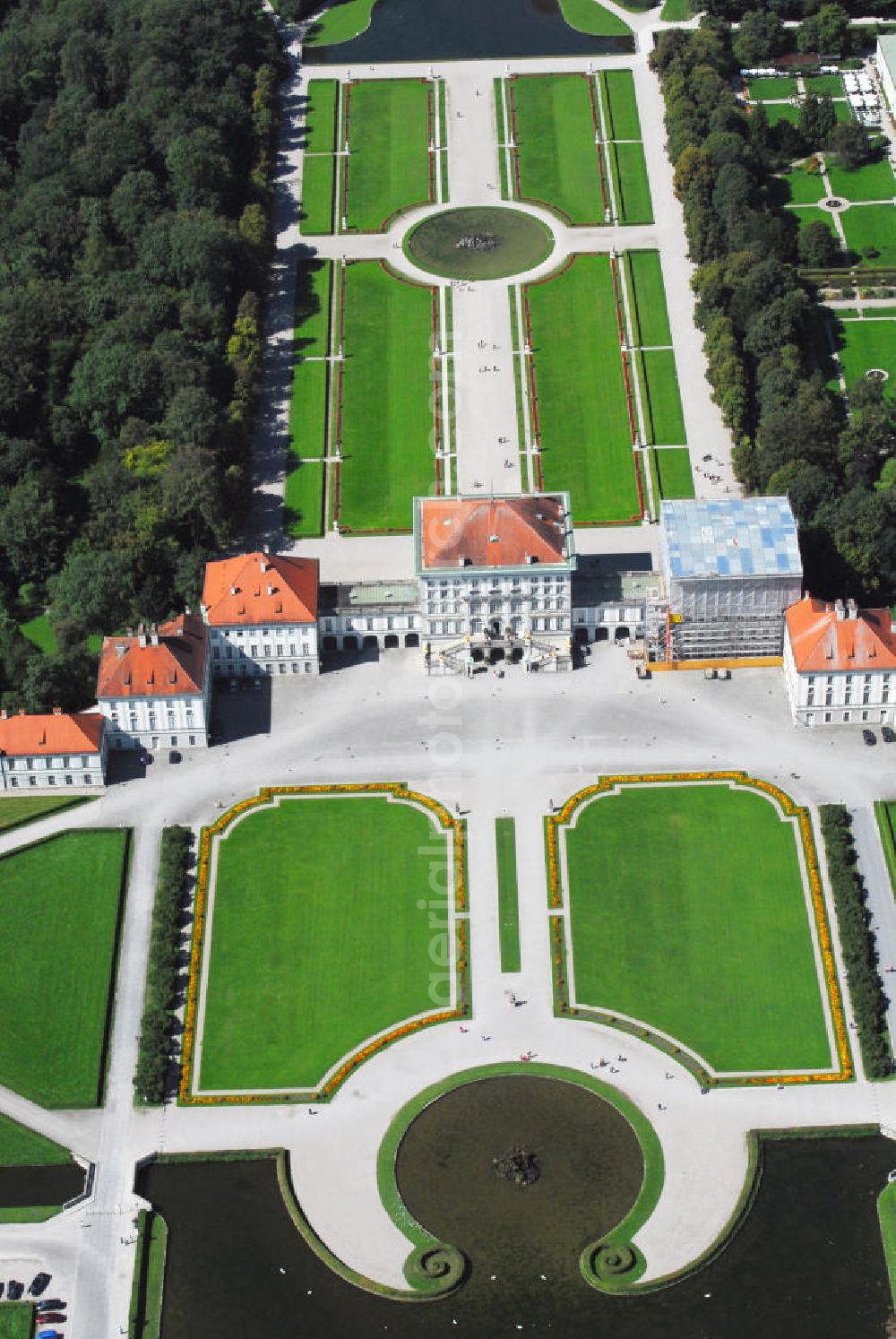 München from above - Blick auf den Nymphenburger Schlosspark. Der Nymphenburger Schlosspark ist eines der größten und bedeutendsten Gartenkunstwerke Deutschlands. Er bildet mit dem Schloss Nymphenburg und den Parkburgen eine Einheit. Die kunstvolle Verknüpfung von formalem Garten und Landschaftspark gilt als Meisterwerk der Gartenkunst. Sie wird an ihrer östlichen, der Stadt zugewandten Seite vom Nymphenburger Schloss mit dem vorgelagerten Schlossrondell begrenzt. Von allen an deren Seiten ist der Park weitgehend von der historischen Gartenmauer umschlossen. Nach Norden schließt sich der Botanische Garten an. Die ausgedehnte Barockanlage im Westen Münchens wurde als Sommerresidenz der Bayerischen Kurfürsten gebaut. Neben den weitläufigen Schlossbauten umfasst das eindrucksvolle Ensemble barocker Hofhaltung auch eine Reihe bedeutender Sammlungen. Das Schloss gehört mit seiner kunstvollen Inneneinrichtung und der vielbewunderten Schönheitsgalerie König Ludwig I. zu den beliebtesten Sehenswürdigkeiten Münchens. Das Schloss wurde 1664 vom Kurfürsten Ferdinand Maria als Geschenk an seine Frau Adelheid von Savoyen in Auftrag gegeben, als sie ihm Max Emanuel als lang ersehnten Thronerben geboren hatte. Max Emanuel selbst hatte später wesentlichen Anteil an der Erweiterung des Schlosses. Das Hauptschloss wird jährlich von mehr als 300.000 Gästen besucht. Kontakt: Bayerische Verwaltung der staatlichen Schlösser, Gärten und Seen Schloss Nymphenburg, Eingang 16, 80638 München, Postfach 20 20 63, 80020 München, Tel.: 089/17908-0, E-Mail: poststelle@bsv.bayern.de