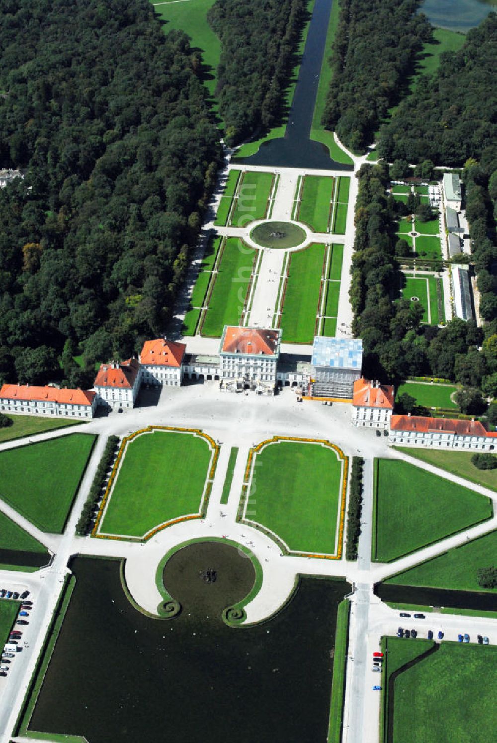 München from the bird's eye view: Blick auf den Nymphenburger Schlosspark. Der Nymphenburger Schlosspark ist eines der größten und bedeutendsten Gartenkunstwerke Deutschlands. Er bildet mit dem Schloss Nymphenburg und den Parkburgen eine Einheit. Die kunstvolle Verknüpfung von formalem Garten und Landschaftspark gilt als Meisterwerk der Gartenkunst. Sie wird an ihrer östlichen, der Stadt zugewandten Seite vom Nymphenburger Schloss mit dem vorgelagerten Schlossrondell begrenzt. Von allen an deren Seiten ist der Park weitgehend von der historischen Gartenmauer umschlossen. Nach Norden schließt sich der Botanische Garten an. Die ausgedehnte Barockanlage im Westen Münchens wurde als Sommerresidenz der Bayerischen Kurfürsten gebaut. Neben den weitläufigen Schlossbauten umfasst das eindrucksvolle Ensemble barocker Hofhaltung auch eine Reihe bedeutender Sammlungen. Das Schloss gehört mit seiner kunstvollen Inneneinrichtung und der vielbewunderten Schönheitsgalerie König Ludwig I. zu den beliebtesten Sehenswürdigkeiten Münchens. Das Schloss wurde 1664 vom Kurfürsten Ferdinand Maria als Geschenk an seine Frau Adelheid von Savoyen in Auftrag gegeben, als sie ihm Max Emanuel als lang ersehnten Thronerben geboren hatte. Max Emanuel selbst hatte später wesentlichen Anteil an der Erweiterung des Schlosses. Das Hauptschloss wird jährlich von mehr als 300.000 Gästen besucht. Kontakt: Bayerische Verwaltung der staatlichen Schlösser, Gärten und Seen Schloss Nymphenburg, Eingang 16, 80638 München, Postfach 20 20 63, 80020 München, Tel.: 089/17908-0, E-Mail: poststelle@bsv.bayern.de