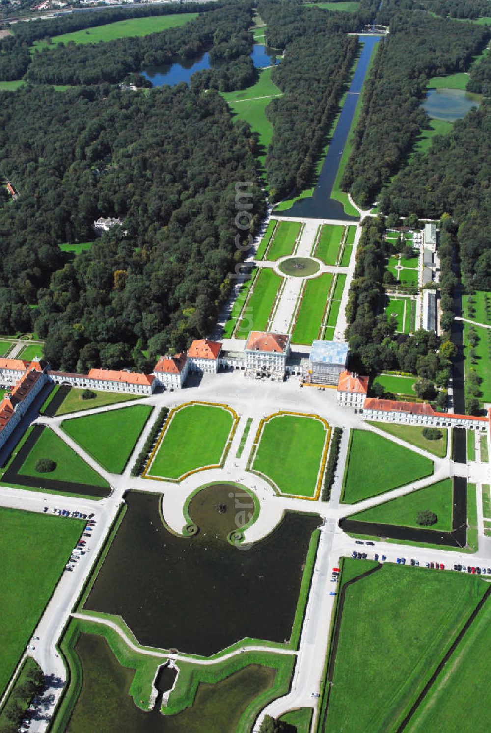 Aerial image München - Blick auf den Nymphenburger Schlosspark. Der Nymphenburger Schlosspark ist eines der größten und bedeutendsten Gartenkunstwerke Deutschlands. Er bildet mit dem Schloss Nymphenburg und den Parkburgen eine Einheit. Die kunstvolle Verknüpfung von formalem Garten und Landschaftspark gilt als Meisterwerk der Gartenkunst. Sie wird an ihrer östlichen, der Stadt zugewandten Seite vom Nymphenburger Schloss mit dem vorgelagerten Schlossrondell begrenzt. Von allen an deren Seiten ist der Park weitgehend von der historischen Gartenmauer umschlossen. Nach Norden schließt sich der Botanische Garten an. Die ausgedehnte Barockanlage im Westen Münchens wurde als Sommerresidenz der Bayerischen Kurfürsten gebaut. Neben den weitläufigen Schlossbauten umfasst das eindrucksvolle Ensemble barocker Hofhaltung auch eine Reihe bedeutender Sammlungen. Das Schloss gehört mit seiner kunstvollen Inneneinrichtung und der vielbewunderten Schönheitsgalerie König Ludwig I. zu den beliebtesten Sehenswürdigkeiten Münchens. Das Schloss wurde 1664 vom Kurfürsten Ferdinand Maria als Geschenk an seine Frau Adelheid von Savoyen in Auftrag gegeben, als sie ihm Max Emanuel als lang ersehnten Thronerben geboren hatte. Max Emanuel selbst hatte später wesentlichen Anteil an der Erweiterung des Schlosses. Das Hauptschloss wird jährlich von mehr als 300.000 Gästen besucht. Kontakt: Bayerische Verwaltung der staatlichen Schlösser, Gärten und Seen Schloss Nymphenburg, Eingang 16, 80638 München, Postfach 20 20 63, 80020 München, Tel.: 089/17908-0, E-Mail: poststelle@bsv.bayern.de