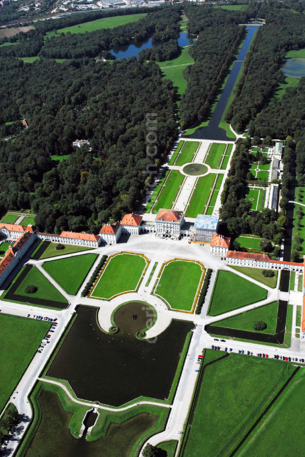 Aerial photograph München - Blick auf den Nymphenburger Schlosspark. Der Nymphenburger Schlosspark ist eines der größten und bedeutendsten Gartenkunstwerke Deutschlands. Er bildet mit dem Schloss Nymphenburg und den Parkburgen eine Einheit. Die kunstvolle Verknüpfung von formalem Garten und Landschaftspark gilt als Meisterwerk der Gartenkunst. Sie wird an ihrer östlichen, der Stadt zugewandten Seite vom Nymphenburger Schloss mit dem vorgelagerten Schlossrondell begrenzt. Von allen an deren Seiten ist der Park weitgehend von der historischen Gartenmauer umschlossen. Nach Norden schließt sich der Botanische Garten an. Die ausgedehnte Barockanlage im Westen Münchens wurde als Sommerresidenz der Bayerischen Kurfürsten gebaut. Neben den weitläufigen Schlossbauten umfasst das eindrucksvolle Ensemble barocker Hofhaltung auch eine Reihe bedeutender Sammlungen. Das Schloss gehört mit seiner kunstvollen Inneneinrichtung und der vielbewunderten Schönheitsgalerie König Ludwig I. zu den beliebtesten Sehenswürdigkeiten Münchens. Das Schloss wurde 1664 vom Kurfürsten Ferdinand Maria als Geschenk an seine Frau Adelheid von Savoyen in Auftrag gegeben, als sie ihm Max Emanuel als lang ersehnten Thronerben geboren hatte. Max Emanuel selbst hatte später wesentlichen Anteil an der Erweiterung des Schlosses. Das Hauptschloss wird jährlich von mehr als 300.000 Gästen besucht. Kontakt: Bayerische Verwaltung der staatlichen Schlösser, Gärten und Seen Schloss Nymphenburg, Eingang 16, 80638 München, Postfach 20 20 63, 80020 München, Tel.: 089/17908-0, E-Mail: poststelle@bsv.bayern.de