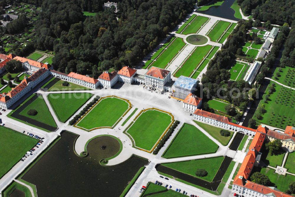 München from above - Blick auf den Nymphenburger Schlosspark. Der Nymphenburger Schlosspark ist eines der größten und bedeutendsten Gartenkunstwerke Deutschlands. Er bildet mit dem Schloss Nymphenburg und den Parkburgen eine Einheit. Die kunstvolle Verknüpfung von formalem Garten und Landschaftspark gilt als Meisterwerk der Gartenkunst. Sie wird an ihrer östlichen, der Stadt zugewandten Seite vom Nymphenburger Schloss mit dem vorgelagerten Schlossrondell begrenzt. Von allen an deren Seiten ist der Park weitgehend von der historischen Gartenmauer umschlossen. Nach Norden schließt sich der Botanische Garten an. Die ausgedehnte Barockanlage im Westen Münchens wurde als Sommerresidenz der Bayerischen Kurfürsten gebaut. Neben den weitläufigen Schlossbauten umfasst das eindrucksvolle Ensemble barocker Hofhaltung auch eine Reihe bedeutender Sammlungen. Das Schloss gehört mit seiner kunstvollen Inneneinrichtung und der vielbewunderten Schönheitsgalerie König Ludwig I. zu den beliebtesten Sehenswürdigkeiten Münchens. Das Schloss wurde 1664 vom Kurfürsten Ferdinand Maria als Geschenk an seine Frau Adelheid von Savoyen in Auftrag gegeben, als sie ihm Max Emanuel als lang ersehnten Thronerben geboren hatte. Max Emanuel selbst hatte später wesentlichen Anteil an der Erweiterung des Schlosses. Das Hauptschloss wird jährlich von mehr als 300.000 Gästen besucht. Kontakt: Bayerische Verwaltung der staatlichen Schlösser, Gärten und Seen Schloss Nymphenburg, Eingang 16, 80638 München, Postfach 20 20 63, 80020 München, Tel.: 089/17908-0, E-Mail: poststelle@bsv.bayern.de