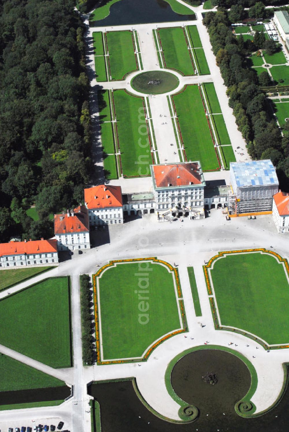 München from the bird's eye view: Blick auf den Nymphenburger Schlosspark. Der Nymphenburger Schlosspark ist eines der größten und bedeutendsten Gartenkunstwerke Deutschlands. Er bildet mit dem Schloss Nymphenburg und den Parkburgen eine Einheit. Die kunstvolle Verknüpfung von formalem Garten und Landschaftspark gilt als Meisterwerk der Gartenkunst. Sie wird an ihrer östlichen, der Stadt zugewandten Seite vom Nymphenburger Schloss mit dem vorgelagerten Schlossrondell begrenzt. Von allen an deren Seiten ist der Park weitgehend von der historischen Gartenmauer umschlossen. Nach Norden schließt sich der Botanische Garten an. Die ausgedehnte Barockanlage im Westen Münchens wurde als Sommerresidenz der Bayerischen Kurfürsten gebaut. Neben den weitläufigen Schlossbauten umfasst das eindrucksvolle Ensemble barocker Hofhaltung auch eine Reihe bedeutender Sammlungen. Das Schloss gehört mit seiner kunstvollen Inneneinrichtung und der vielbewunderten Schönheitsgalerie König Ludwig I. zu den beliebtesten Sehenswürdigkeiten Münchens. Das Schloss wurde 1664 vom Kurfürsten Ferdinand Maria als Geschenk an seine Frau Adelheid von Savoyen in Auftrag gegeben, als sie ihm Max Emanuel als lang ersehnten Thronerben geboren hatte. Max Emanuel selbst hatte später wesentlichen Anteil an der Erweiterung des Schlosses. Das Hauptschloss wird jährlich von mehr als 300.000 Gästen besucht. Kontakt: Bayerische Verwaltung der staatlichen Schlösser, Gärten und Seen Schloss Nymphenburg, Eingang 16, 80638 München, Postfach 20 20 63, 80020 München, Tel.: 089/17908-0, E-Mail: poststelle@bsv.bayern.de