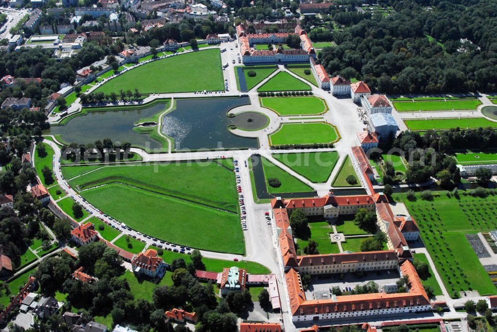 Aerial image München - Blick auf den Nymphenburger Schlosspark. Der Nymphenburger Schlosspark ist eines der größten und bedeutendsten Gartenkunstwerke Deutschlands. Er bildet mit dem Schloss Nymphenburg und den Parkburgen eine Einheit. Die kunstvolle Verknüpfung von formalem Garten und Landschaftspark gilt als Meisterwerk der Gartenkunst. Sie wird an ihrer östlichen, der Stadt zugewandten Seite vom Nymphenburger Schloss mit dem vorgelagerten Schlossrondell begrenzt. Von allen an deren Seiten ist der Park weitgehend von der historischen Gartenmauer umschlossen. Nach Norden schließt sich der Botanische Garten an. Die ausgedehnte Barockanlage im Westen Münchens wurde als Sommerresidenz der Bayerischen Kurfürsten gebaut. Neben den weitläufigen Schlossbauten umfasst das eindrucksvolle Ensemble barocker Hofhaltung auch eine Reihe bedeutender Sammlungen. Das Schloss gehört mit seiner kunstvollen Inneneinrichtung und der vielbewunderten Schönheitsgalerie König Ludwig I. zu den beliebtesten Sehenswürdigkeiten Münchens. Das Schloss wurde 1664 vom Kurfürsten Ferdinand Maria als Geschenk an seine Frau Adelheid von Savoyen in Auftrag gegeben, als sie ihm Max Emanuel als lang ersehnten Thronerben geboren hatte. Max Emanuel selbst hatte später wesentlichen Anteil an der Erweiterung des Schlosses. Das Hauptschloss wird jährlich von mehr als 300.000 Gästen besucht. Kontakt: Bayerische Verwaltung der staatlichen Schlösser, Gärten und Seen Schloss Nymphenburg, Eingang 16, 80638 München, Postfach 20 20 63, 80020 München, Tel.: 089/17908-0, E-Mail: poststelle@bsv.bayern.de