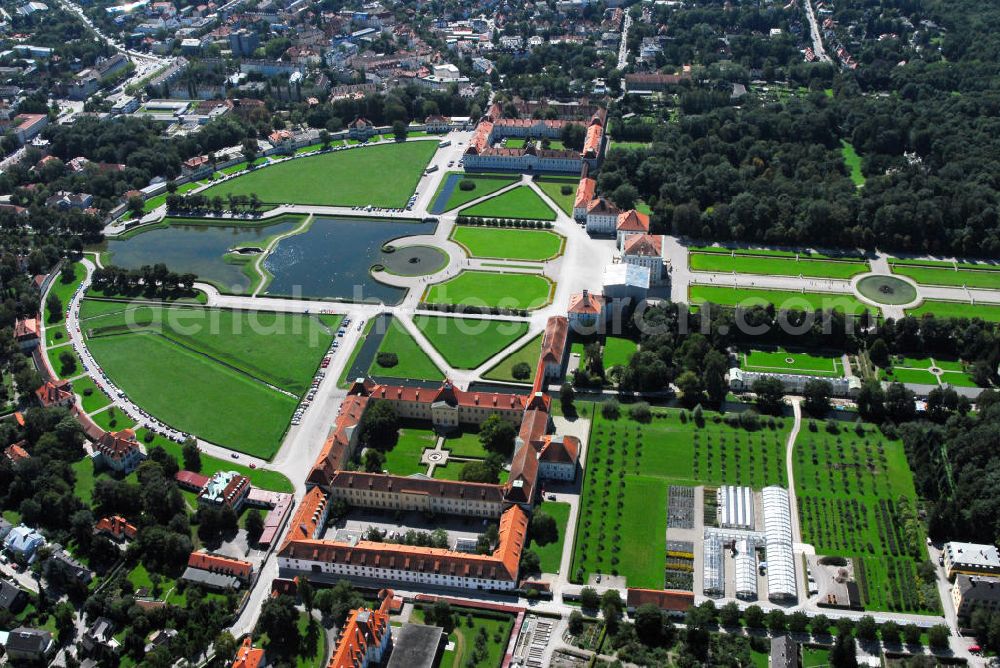 Aerial photograph München - Blick auf den Nymphenburger Schlosspark. Der Nymphenburger Schlosspark ist eines der größten und bedeutendsten Gartenkunstwerke Deutschlands. Er bildet mit dem Schloss Nymphenburg und den Parkburgen eine Einheit. Die kunstvolle Verknüpfung von formalem Garten und Landschaftspark gilt als Meisterwerk der Gartenkunst. Sie wird an ihrer östlichen, der Stadt zugewandten Seite vom Nymphenburger Schloss mit dem vorgelagerten Schlossrondell begrenzt. Von allen an deren Seiten ist der Park weitgehend von der historischen Gartenmauer umschlossen. Nach Norden schließt sich der Botanische Garten an. Die ausgedehnte Barockanlage im Westen Münchens wurde als Sommerresidenz der Bayerischen Kurfürsten gebaut. Neben den weitläufigen Schlossbauten umfasst das eindrucksvolle Ensemble barocker Hofhaltung auch eine Reihe bedeutender Sammlungen. Das Schloss gehört mit seiner kunstvollen Inneneinrichtung und der vielbewunderten Schönheitsgalerie König Ludwig I. zu den beliebtesten Sehenswürdigkeiten Münchens. Das Schloss wurde 1664 vom Kurfürsten Ferdinand Maria als Geschenk an seine Frau Adelheid von Savoyen in Auftrag gegeben, als sie ihm Max Emanuel als lang ersehnten Thronerben geboren hatte. Max Emanuel selbst hatte später wesentlichen Anteil an der Erweiterung des Schlosses. Das Hauptschloss wird jährlich von mehr als 300.000 Gästen besucht. Kontakt: Bayerische Verwaltung der staatlichen Schlösser, Gärten und Seen Schloss Nymphenburg, Eingang 16, 80638 München, Postfach 20 20 63, 80020 München, Tel.: 089/17908-0, E-Mail: poststelle@bsv.bayern.de