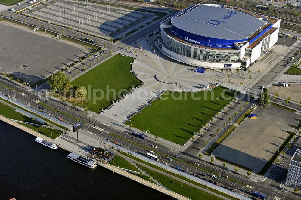 Aerial photograph Berlin - Blick auf die O2 World Arena in Berlin Friedrichshain. Die O2 World ist eine multifunktionale Veranstaltungshalle. Mit bis zu 17.000 Sitz- und Stehplätzen, 59 Entertainment-Suiten ist die O2 World die größte Veranstaltungshalle Berlins und ermöglicht eine Vielzahl von Sport- und Musikevents. View of the O2 World Arena in Berlin Friedrichshain.