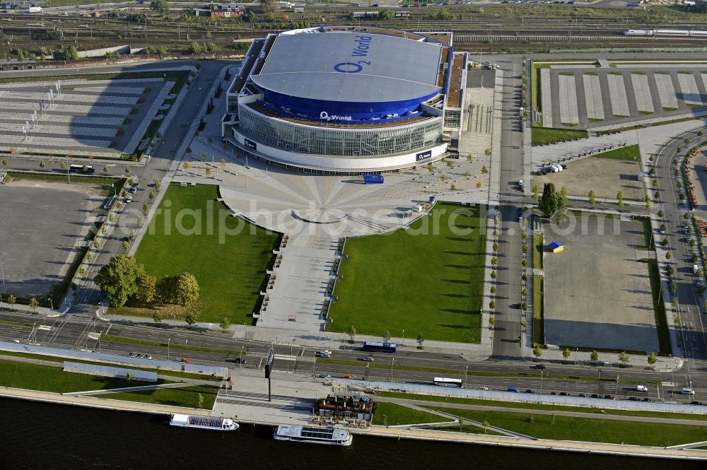 Berlin from above - Blick auf die O2 World Arena in Berlin Friedrichshain. Die O2 World ist eine multifunktionale Veranstaltungshalle. Mit bis zu 17.000 Sitz- und Stehplätzen, 59 Entertainment-Suiten ist die O2 World die größte Veranstaltungshalle Berlins und ermöglicht eine Vielzahl von Sport- und Musikevents. View of the O2 World Arena in Berlin Friedrichshain.