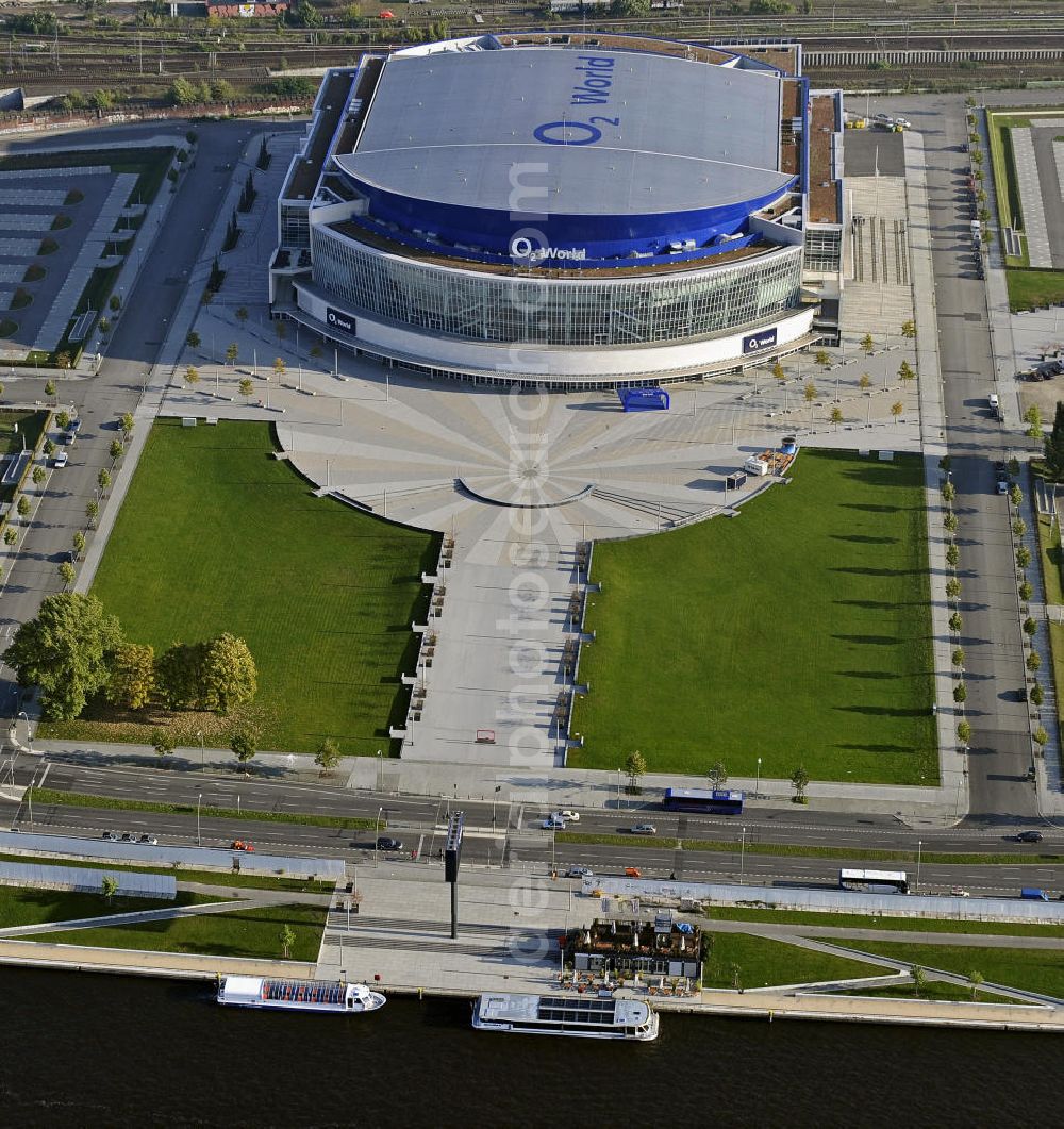 Berlin from the bird's eye view: Blick auf die O2 World Arena in Berlin Friedrichshain. Die O2 World ist eine multifunktionale Veranstaltungshalle. Mit bis zu 17.000 Sitz- und Stehplätzen, 59 Entertainment-Suiten ist die O2 World die größte Veranstaltungshalle Berlins und ermöglicht eine Vielzahl von Sport- und Musikevents. View of the O2 World Arena in Berlin Friedrichshain.