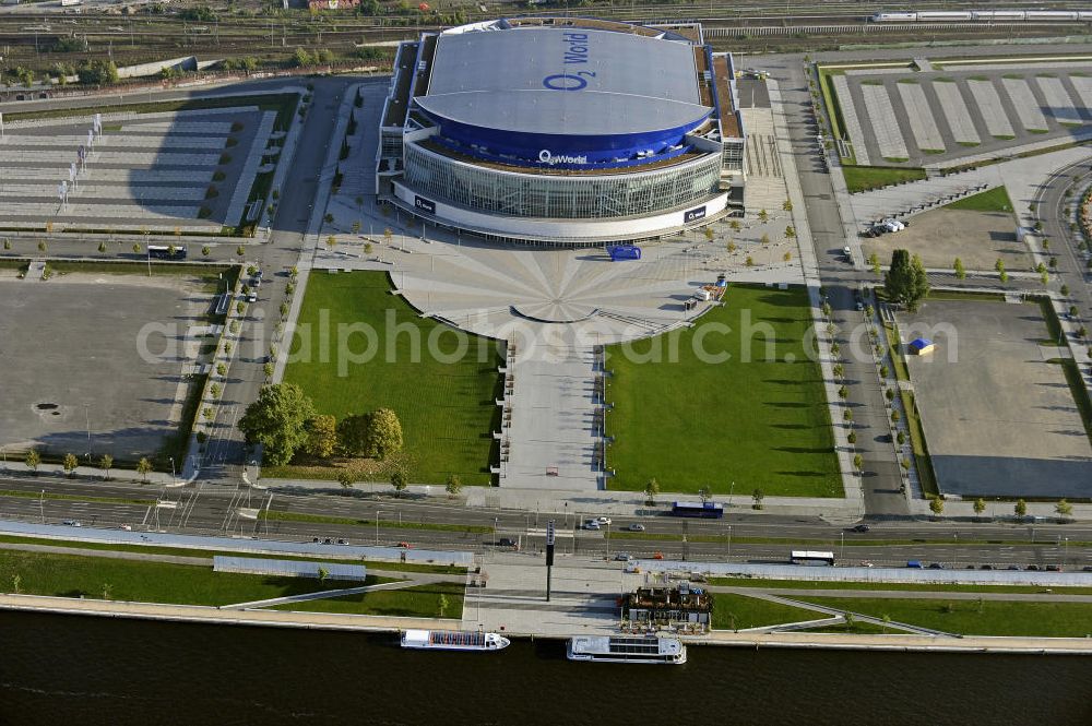 Aerial image Berlin - Blick auf die O2 World Arena in Berlin Friedrichshain. Die O2 World ist eine multifunktionale Veranstaltungshalle. Mit bis zu 17.000 Sitz- und Stehplätzen, 59 Entertainment-Suiten ist die O2 World die größte Veranstaltungshalle Berlins und ermöglicht eine Vielzahl von Sport- und Musikevents. View of the O2 World Arena in Berlin Friedrichshain.