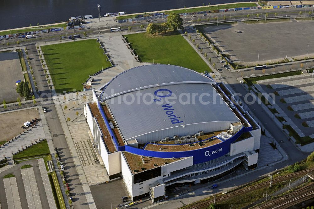 Aerial photograph Berlin - Blick auf die O2 World Arena in Berlin Friedrichshain. Die O2 World ist eine multifunktionale Veranstaltungshalle. Mit bis zu 17.000 Sitz- und Stehplätzen, 59 Entertainment-Suiten ist die O2 World die größte Veranstaltungshalle Berlins und ermöglicht eine Vielzahl von Sport- und Musikevents. View of the O2 World Arena in Berlin Friedrichshain.