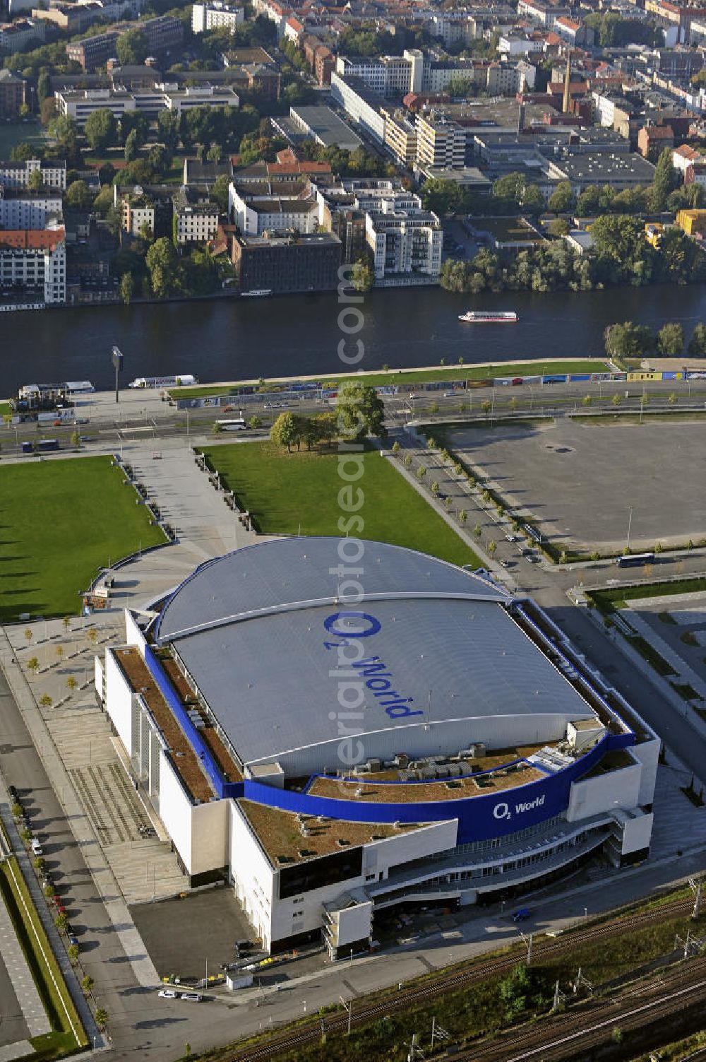 Berlin from above - Blick auf die O2 World Arena in Berlin Friedrichshain. Die O2 World ist eine multifunktionale Veranstaltungshalle. Mit bis zu 17.000 Sitz- und Stehplätzen, 59 Entertainment-Suiten ist die O2 World die größte Veranstaltungshalle Berlins und ermöglicht eine Vielzahl von Sport- und Musikevents. View of the O2 World Arena in Berlin Friedrichshain.