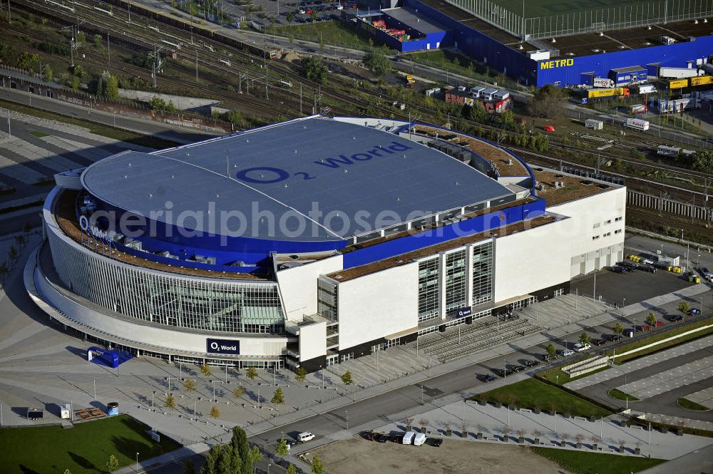 Berlin from the bird's eye view: Blick auf die O2 World Arena in Berlin Friedrichshain. Die O2 World ist eine multifunktionale Veranstaltungshalle. Mit bis zu 17.000 Sitz- und Stehplätzen, 59 Entertainment-Suiten ist die O2 World die größte Veranstaltungshalle Berlins und ermöglicht eine Vielzahl von Sport- und Musikevents. View of the O2 World Arena in Berlin Friedrichshain.