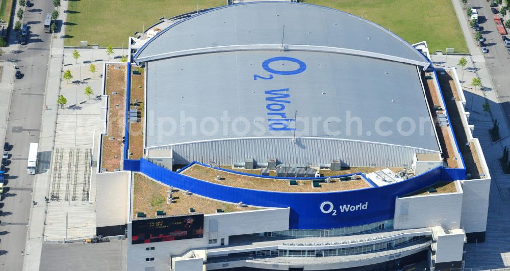 Berlin Friedrichshain from the bird's eye view: Blick auf die O2 World Arena in Berlin Friedrichshain. Die O2 World ist eine multifunktionale Veranstaltungshalle. Mit bis zu 17.000 Sitz- und Stehplätzen, 59 Entertainment-Suiten ist die O2 World die größte Veranstaltungshalle Berlins und ermöglicht eine Vielzahl von Sport- und Musikevents. View of the O2 World Arena in Berlin Friedrichshain.