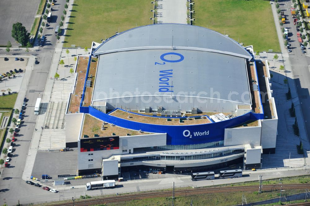 Aerial image Berlin Friedrichshain - Blick auf die O2 World Arena in Berlin Friedrichshain. Die O2 World ist eine multifunktionale Veranstaltungshalle. Mit bis zu 17.000 Sitz- und Stehplätzen, 59 Entertainment-Suiten ist die O2 World die größte Veranstaltungshalle Berlins und ermöglicht eine Vielzahl von Sport- und Musikevents. View of the O2 World Arena in Berlin Friedrichshain.