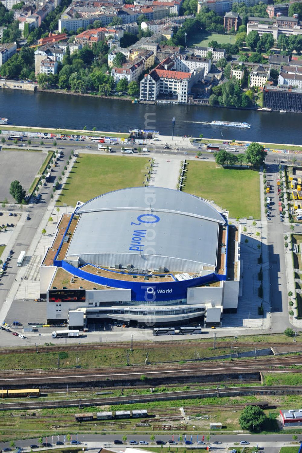 Aerial photograph Berlin Friedrichshain - Blick auf die O2 World Arena in Berlin Friedrichshain. Die O2 World ist eine multifunktionale Veranstaltungshalle. Mit bis zu 17.000 Sitz- und Stehplätzen, 59 Entertainment-Suiten ist die O2 World die größte Veranstaltungshalle Berlins und ermöglicht eine Vielzahl von Sport- und Musikevents. View of the O2 World Arena in Berlin Friedrichshain.