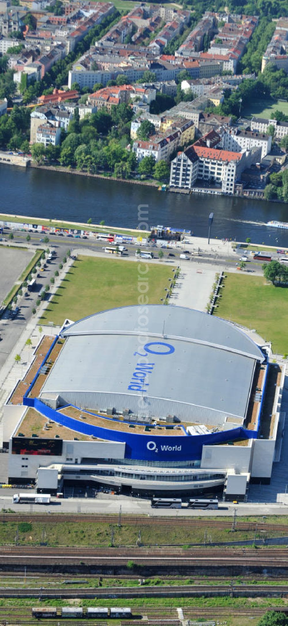 Berlin Friedrichshain from above - Blick auf die O2 World Arena in Berlin Friedrichshain. Die O2 World ist eine multifunktionale Veranstaltungshalle. Mit bis zu 17.000 Sitz- und Stehplätzen, 59 Entertainment-Suiten ist die O2 World die größte Veranstaltungshalle Berlins und ermöglicht eine Vielzahl von Sport- und Musikevents. View of the O2 World Arena in Berlin Friedrichshain.