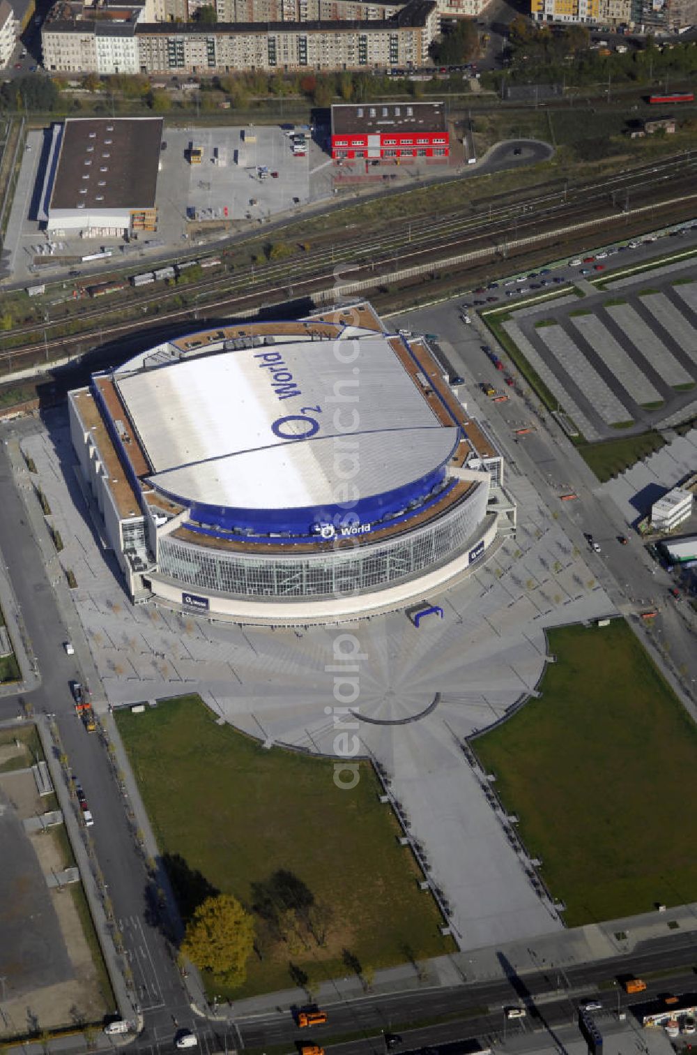 Berlin from the bird's eye view: Blick auf die O2 World Arena in Berlin Friedrichshain. Die O2 World ist eine multifunktionale Veranstaltungshalle. Die Grundsteinlegung erfolgte im September 2006. Nach einer 2-jährigen Bauphase fand die Eröffnungsfeier im September 2008 statt. Mit bis zu 17.000 Sitz- und Stehplätzen, 59 Entertainment-Suiten ist die O2 World die größte Veranstaltungshalle Berlins und ermöglicht eine Vielzahl von Sport- und Musikevents. Bauherr und Investor ist die Anschutz Entertainment Group, die weltweit Arenen, Theater sowie verschiedene Tochterfirmen besitzt, betreibt und promotet. Die Firma O2 Germany hat die Namensrechte an der Arena in Berlin erworben. Kontakt: Anschutz Entertainment Group, Q 207 Friedrichstraße 76, 10117 Berlin, Tel. +49(0)30 2060708 0, Fax +49(0)30 2060708 111, Email: info@o2world.de