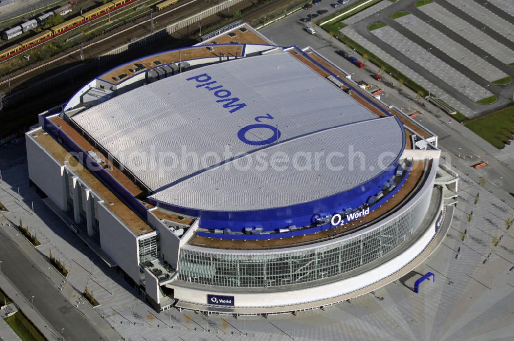 Aerial image Berlin - Blick auf die O2 World Arena in Berlin Friedrichshain. Die O2 World ist eine multifunktionale Veranstaltungshalle. Die Grundsteinlegung erfolgte im September 2006. Nach einer 2-jährigen Bauphase fand die Eröffnungsfeier im September 2008 statt. Mit bis zu 17.000 Sitz- und Stehplätzen, 59 Entertainment-Suiten ist die O2 World die größte Veranstaltungshalle Berlins und ermöglicht eine Vielzahl von Sport- und Musikevents. Bauherr und Investor ist die Anschutz Entertainment Group, die weltweit Arenen, Theater sowie verschiedene Tochterfirmen besitzt, betreibt und promotet. Die Firma O2 Germany hat die Namensrechte an der Arena in Berlin erworben. Kontakt: Anschutz Entertainment Group, Q 207 Friedrichstraße 76, 10117 Berlin, Tel. +49(0)30 2060708 0, Fax +49(0)30 2060708 111, Email: info@o2world.de