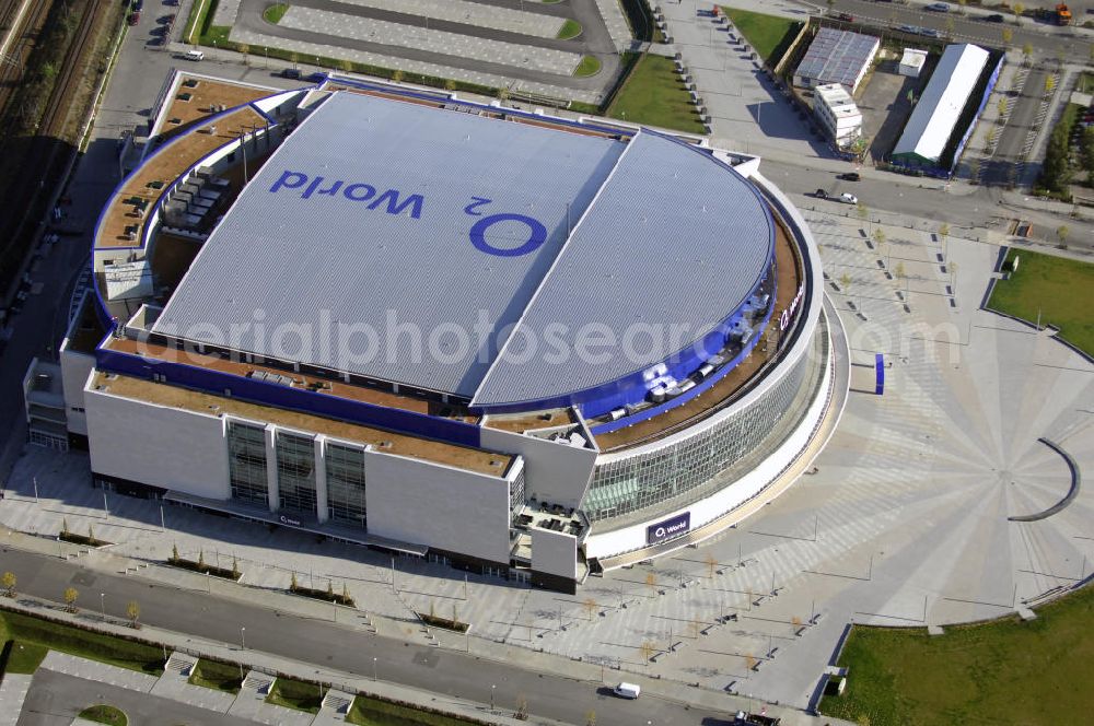 Aerial photograph Berlin - Blick auf die O2 World Arena in Berlin Friedrichshain. Die O2 World ist eine multifunktionale Veranstaltungshalle. Die Grundsteinlegung erfolgte im September 2006. Nach einer 2-jährigen Bauphase fand die Eröffnungsfeier im September 2008 statt. Mit bis zu 17.000 Sitz- und Stehplätzen, 59 Entertainment-Suiten ist die O2 World die größte Veranstaltungshalle Berlins und ermöglicht eine Vielzahl von Sport- und Musikevents. Bauherr und Investor ist die Anschutz Entertainment Group, die weltweit Arenen, Theater sowie verschiedene Tochterfirmen besitzt, betreibt und promotet. Die Firma O2 Germany hat die Namensrechte an der Arena in Berlin erworben. Kontakt: Anschutz Entertainment Group, Q 207 Friedrichstraße 76, 10117 Berlin, Tel. +49(0)30 2060708 0, Fax +49(0)30 2060708 111, Email: info@o2world.de