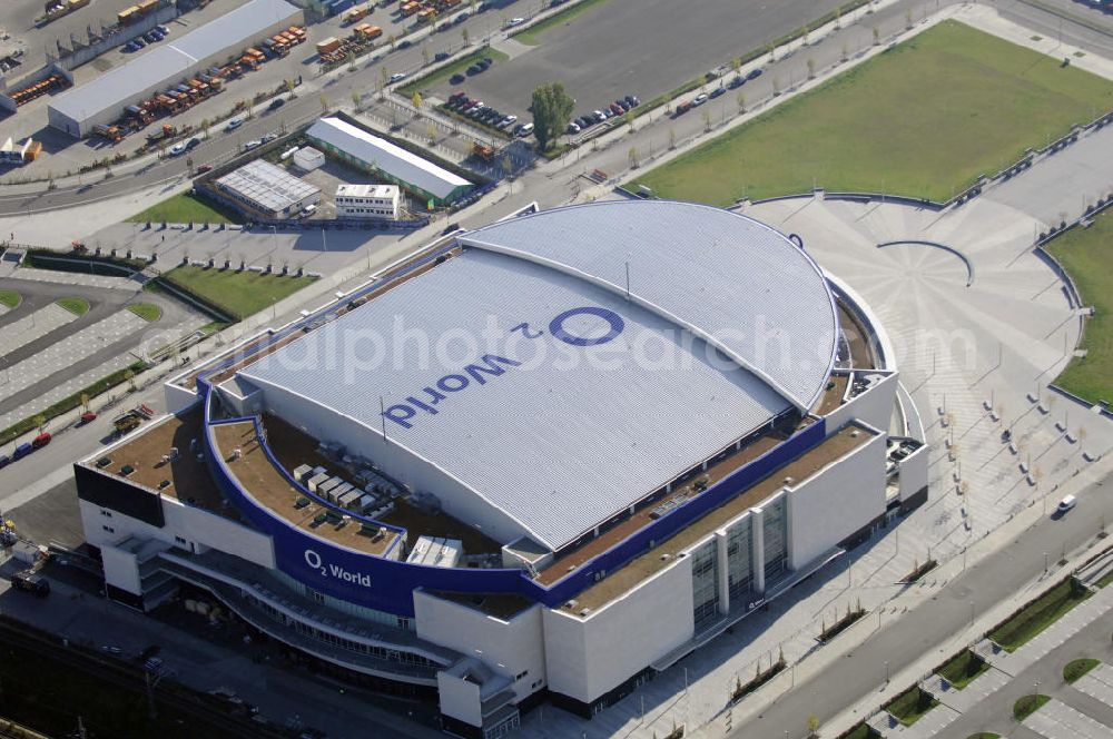 Berlin from above - Blick auf die O2 World Arena in Berlin Friedrichshain. Die O2 World ist eine multifunktionale Veranstaltungshalle. Die Grundsteinlegung erfolgte im September 2006. Nach einer 2-jährigen Bauphase fand die Eröffnungsfeier im September 2008 statt. Mit bis zu 17.000 Sitz- und Stehplätzen, 59 Entertainment-Suiten ist die O2 World die größte Veranstaltungshalle Berlins und ermöglicht eine Vielzahl von Sport- und Musikevents. Bauherr und Investor ist die Anschutz Entertainment Group, die weltweit Arenen, Theater sowie verschiedene Tochterfirmen besitzt, betreibt und promotet. Die Firma O2 Germany hat die Namensrechte an der Arena in Berlin erworben. Kontakt: Anschutz Entertainment Group, Q 207 Friedrichstraße 76, 10117 Berlin, Tel. +49(0)30 2060708 0, Fax +49(0)30 2060708 111, Email: info@o2world.de