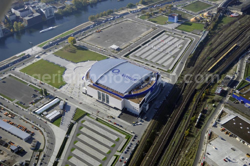 Berlin from the bird's eye view: Blick auf die O2 World Arena in Berlin Friedrichshain. Die O2 World ist eine multifunktionale Veranstaltungshalle. Die Grundsteinlegung erfolgte im September 2006. Nach einer 2-jährigen Bauphase fand die Eröffnungsfeier im September 2008 statt. Mit bis zu 17.000 Sitz- und Stehplätzen, 59 Entertainment-Suiten ist die O2 World die größte Veranstaltungshalle Berlins und ermöglicht eine Vielzahl von Sport- und Musikevents. Bauherr und Investor ist die Anschutz Entertainment Group, die weltweit Arenen, Theater sowie verschiedene Tochterfirmen besitzt, betreibt und promotet. Die Firma O2 Germany hat die Namensrechte an der Arena in Berlin erworben. Kontakt: Anschutz Entertainment Group, Q 207 Friedrichstraße 76, 10117 Berlin, Tel. +49(0)30 2060708 0, Fax +49(0)30 2060708 111, Email: info@o2world.de