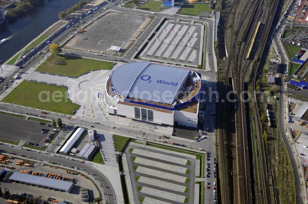 Aerial image Berlin - Blick auf die O2 World Arena in Berlin Friedrichshain. Die O2 World ist eine multifunktionale Veranstaltungshalle. Die Grundsteinlegung erfolgte im September 2006. Nach einer 2-jährigen Bauphase fand die Eröffnungsfeier im September 2008 statt. Mit bis zu 17.000 Sitz- und Stehplätzen, 59 Entertainment-Suiten ist die O2 World die größte Veranstaltungshalle Berlins und ermöglicht eine Vielzahl von Sport- und Musikevents. Bauherr und Investor ist die Anschutz Entertainment Group, die weltweit Arenen, Theater sowie verschiedene Tochterfirmen besitzt, betreibt und promotet. Die Firma O2 Germany hat die Namensrechte an der Arena in Berlin erworben. Kontakt: Anschutz Entertainment Group, Q 207 Friedrichstraße 76, 10117 Berlin, Tel. +49(0)30 2060708 0, Fax +49(0)30 2060708 111, Email: info@o2world.de