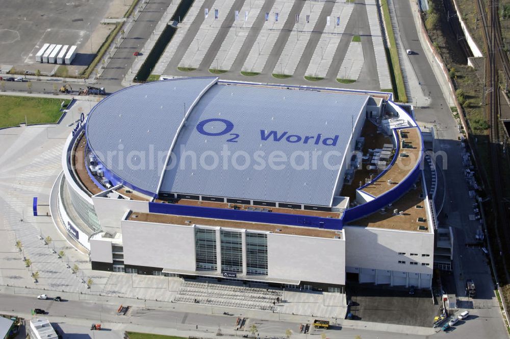 Berlin from the bird's eye view: Blick auf die O2 World Arena in Berlin Friedrichshain. Die O2 World ist eine multifunktionale Veranstaltungshalle. Die Grundsteinlegung erfolgte im September 2006. Nach einer 2-jährigen Bauphase fand die Eröffnungsfeier im September 2008 statt. Mit bis zu 17.000 Sitz- und Stehplätzen, 59 Entertainment-Suiten ist die O2 World die größte Veranstaltungshalle Berlins und ermöglicht eine Vielzahl von Sport- und Musikevents. Bauherr und Investor ist die Anschutz Entertainment Group, die weltweit Arenen, Theater sowie verschiedene Tochterfirmen besitzt, betreibt und promotet. Die Firma O2 Germany hat die Namensrechte an der Arena in Berlin erworben. Kontakt: Anschutz Entertainment Group, Q 207 Friedrichstraße 76, 10117 Berlin, Tel. +49(0)30 2060708 0, Fax +49(0)30 2060708 111, Email: info@o2world.de