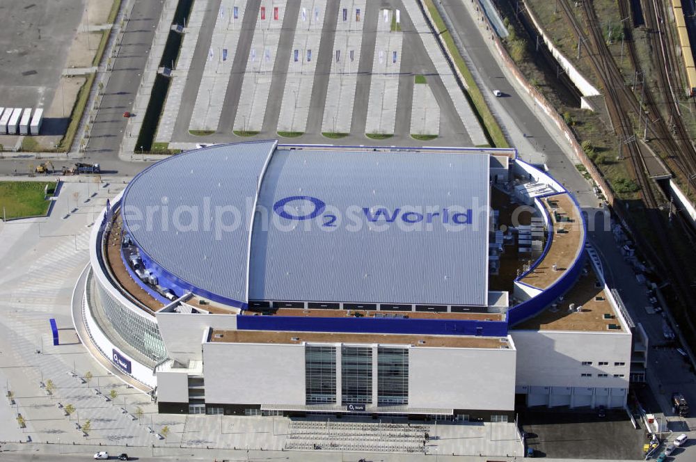 Aerial image Berlin - Blick auf die O2 World Arena in Berlin Friedrichshain. Die O2 World ist eine multifunktionale Veranstaltungshalle. Die Grundsteinlegung erfolgte im September 2006. Nach einer 2-jährigen Bauphase fand die Eröffnungsfeier im September 2008 statt. Mit bis zu 17.000 Sitz- und Stehplätzen, 59 Entertainment-Suiten ist die O2 World die größte Veranstaltungshalle Berlins und ermöglicht eine Vielzahl von Sport- und Musikevents. Bauherr und Investor ist die Anschutz Entertainment Group, die weltweit Arenen, Theater sowie verschiedene Tochterfirmen besitzt, betreibt und promotet. Die Firma O2 Germany hat die Namensrechte an der Arena in Berlin erworben. Kontakt: Anschutz Entertainment Group, Q 207 Friedrichstraße 76, 10117 Berlin, Tel. +49(0)30 2060708 0, Fax +49(0)30 2060708 111, Email: info@o2world.de