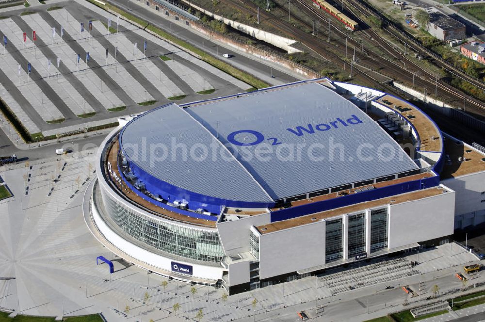 Aerial photograph Berlin - Blick auf die O2 World Arena in Berlin Friedrichshain. Die O2 World ist eine multifunktionale Veranstaltungshalle. Die Grundsteinlegung erfolgte im September 2006. Nach einer 2-jährigen Bauphase fand die Eröffnungsfeier im September 2008 statt. Mit bis zu 17.000 Sitz- und Stehplätzen, 59 Entertainment-Suiten ist die O2 World die größte Veranstaltungshalle Berlins und ermöglicht eine Vielzahl von Sport- und Musikevents. Bauherr und Investor ist die Anschutz Entertainment Group, die weltweit Arenen, Theater sowie verschiedene Tochterfirmen besitzt, betreibt und promotet. Die Firma O2 Germany hat die Namensrechte an der Arena in Berlin erworben. Kontakt: Anschutz Entertainment Group, Q 207 Friedrichstraße 76, 10117 Berlin, Tel. +49(0)30 2060708 0, Fax +49(0)30 2060708 111, Email: info@o2world.de