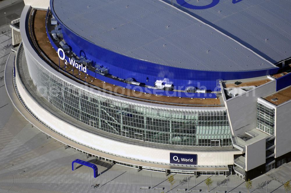 Berlin from above - Blick auf die O2 World Arena in Berlin Friedrichshain. Die O2 World ist eine multifunktionale Veranstaltungshalle. Die Grundsteinlegung erfolgte im September 2006. Nach einer 2-jährigen Bauphase fand die Eröffnungsfeier im September 2008 statt. Mit bis zu 17.000 Sitz- und Stehplätzen, 59 Entertainment-Suiten ist die O2 World die größte Veranstaltungshalle Berlins und ermöglicht eine Vielzahl von Sport- und Musikevents. Bauherr und Investor ist die Anschutz Entertainment Group, die weltweit Arenen, Theater sowie verschiedene Tochterfirmen besitzt, betreibt und promotet. Die Firma O2 Germany hat die Namensrechte an der Arena in Berlin erworben. Kontakt: Anschutz Entertainment Group, Q 207 Friedrichstraße 76, 10117 Berlin, Tel. +49(0)30 2060708 0, Fax +49(0)30 2060708 111, Email: info@o2world.de