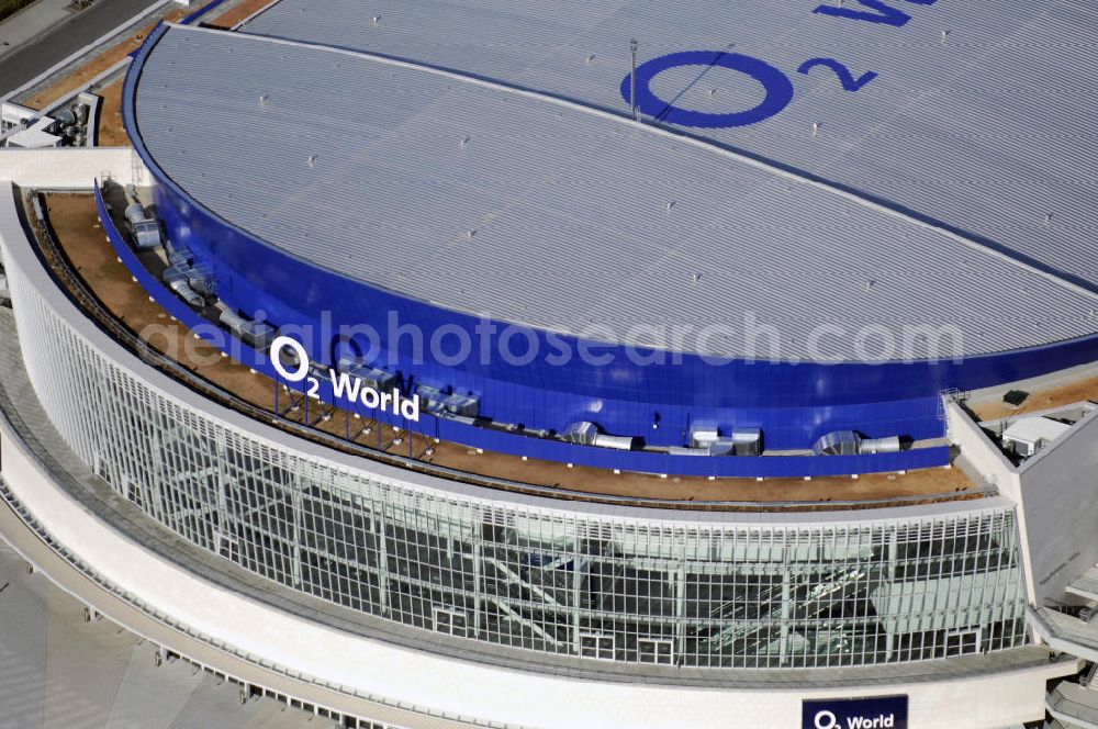 Berlin from the bird's eye view: Blick auf die O2 World Arena in Berlin Friedrichshain. Die O2 World ist eine multifunktionale Veranstaltungshalle. Die Grundsteinlegung erfolgte im September 2006. Nach einer 2-jährigen Bauphase fand die Eröffnungsfeier im September 2008 statt. Mit bis zu 17.000 Sitz- und Stehplätzen, 59 Entertainment-Suiten ist die O2 World die größte Veranstaltungshalle Berlins und ermöglicht eine Vielzahl von Sport- und Musikevents. Bauherr und Investor ist die Anschutz Entertainment Group, die weltweit Arenen, Theater sowie verschiedene Tochterfirmen besitzt, betreibt und promotet. Die Firma O2 Germany hat die Namensrechte an der Arena in Berlin erworben. Kontakt: Anschutz Entertainment Group, Q 207 Friedrichstraße 76, 10117 Berlin, Tel. +49(0)30 2060708 0, Fax +49(0)30 2060708 111, Email: info@o2world.de