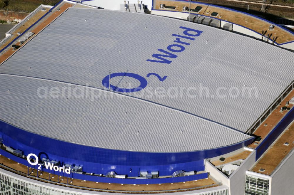 Aerial image Berlin - Blick auf die O2 World Arena in Berlin Friedrichshain. Die O2 World ist eine multifunktionale Veranstaltungshalle. Die Grundsteinlegung erfolgte im September 2006. Nach einer 2-jährigen Bauphase fand die Eröffnungsfeier im September 2008 statt. Mit bis zu 17.000 Sitz- und Stehplätzen, 59 Entertainment-Suiten ist die O2 World die größte Veranstaltungshalle Berlins und ermöglicht eine Vielzahl von Sport- und Musikevents. Bauherr und Investor ist die Anschutz Entertainment Group, die weltweit Arenen, Theater sowie verschiedene Tochterfirmen besitzt, betreibt und promotet. Die Firma O2 Germany hat die Namensrechte an der Arena in Berlin erworben. Kontakt: Anschutz Entertainment Group, Q 207 Friedrichstraße 76, 10117 Berlin, Tel. +49(0)30 2060708 0, Fax +49(0)30 2060708 111, Email: info@o2world.de